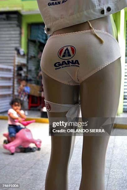 Ropa interior femenina con propaganda de la gobernante Gran Alianza Nacional se comercializa en Ciudad de Guatemala, el 17 de junio de 2007. La GANA,...