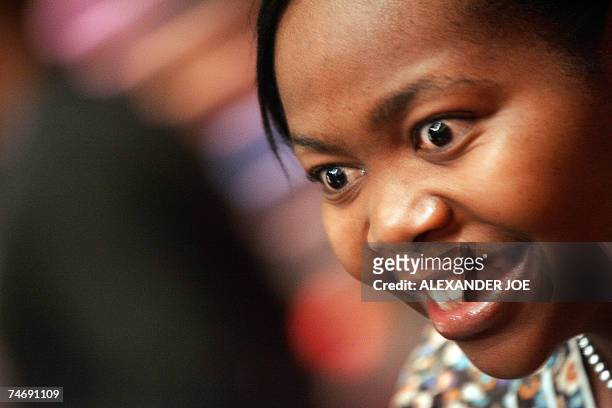 Johannesburg, SOUTH AFRICA: WITH AFP STORY BY Florence PANOUSSIAN SAFRICA-MUSIC-SCENE Photo taken 05 June 2007 shows Buyisile Zama, 29 who plays the...
