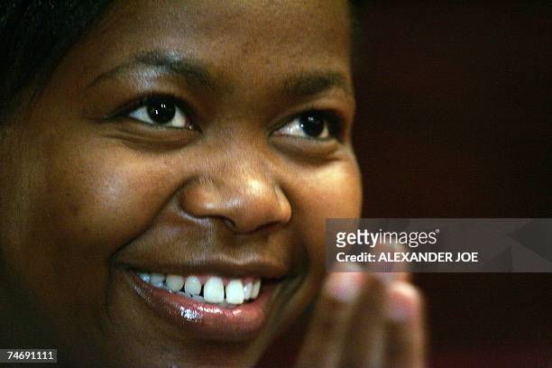 Johannesburg, SOUTH AFRICA: WITH AFP STORY BY Florence PANOUSSIAN SAFRICA-MUSIC-SCENE Photo taken 05 June 2007 shows Buyisile Zama, 29 who plays the...