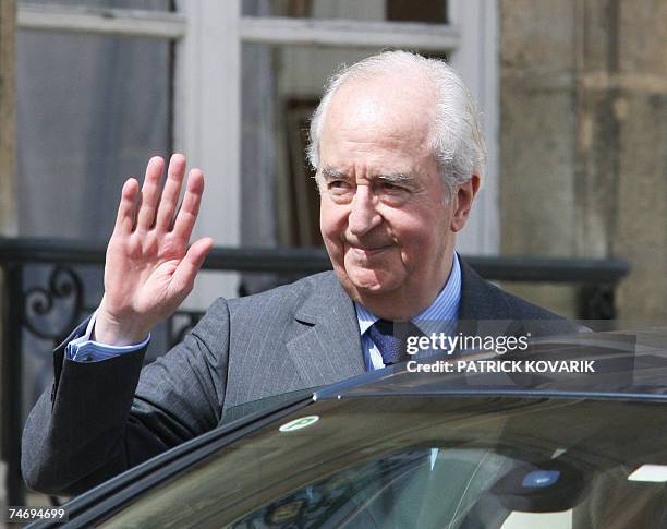 French former right-wing Prime Minister Edouard Balladur waves as he leaves, 18 June 2007 in Paris, the presidential Elysee Palace after a meeting...