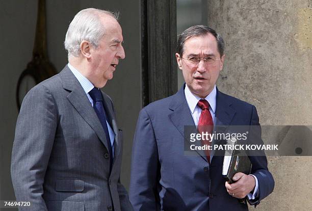 French former right-wing Prime Minister Edouard Balladur talks with Claude Gueant , Elysee general secretary, 18 June 2007 in Paris, the presidential...