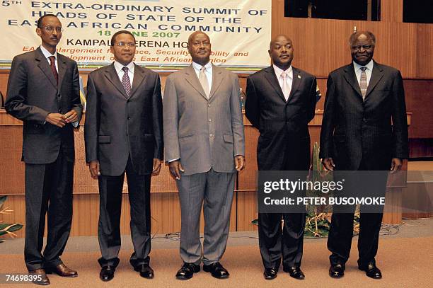 Heads of States Paul Kagame of Rwanda, Jakaya Mrisho Kikwete of Tanzania, Yoweri Museveni of Uganda, Pierre Nkurunziza of Burundi and Mwai Kibaki of...