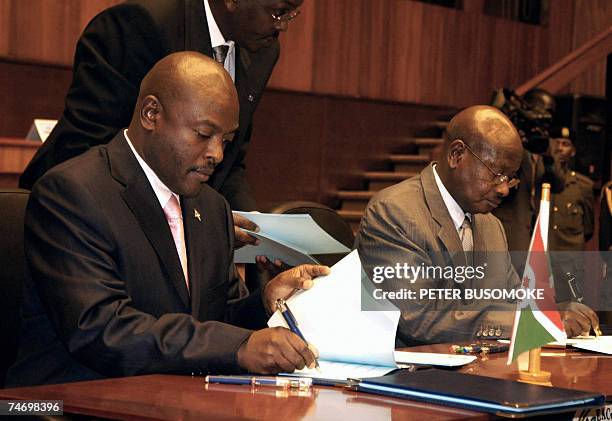 Burundian President Pierre Nkurunziza and his Ugandan counterpart Yoweri Museveni sign 18 June 2007 the Treaty of Accession of the Republic of...