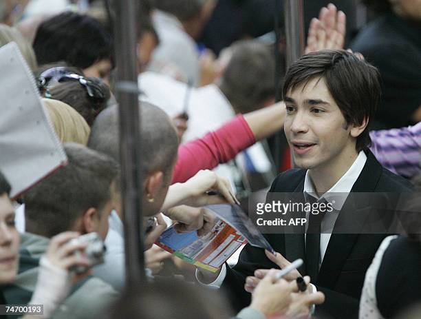 Actor Justin Long signs autographs as he arrives for the German Premiere the film ?Live Free or Die Hard,? the 4th of the ?Die Hard? series by Len...