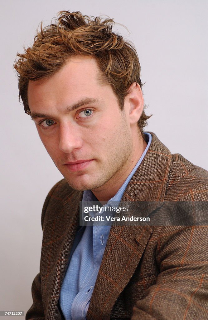 Jude Rak Jude Law at the Four Seasons Hotel in Beverly Hills, California Photo d ...