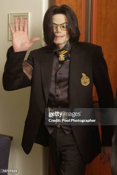 Michael Jackson waves as he leaves a courtroom for his child molestation trial in Santa Maria, California, April 1, 2005. An investigator in the...
