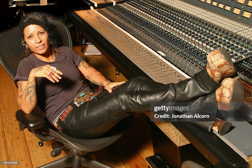 Linda Perry Portrait Session - August 23, 2005