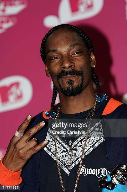 Snoop Dogg, winner of Best Hip-Hop Video "Drop it Like it's Hot" at the Superdome in Sydney, Australia.