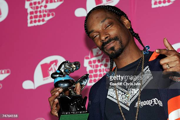 Snoop Dogg, winner of Best Hip-Hop Video "Drop it Like it's Hot" at the Superdome in Sydney, Australia.