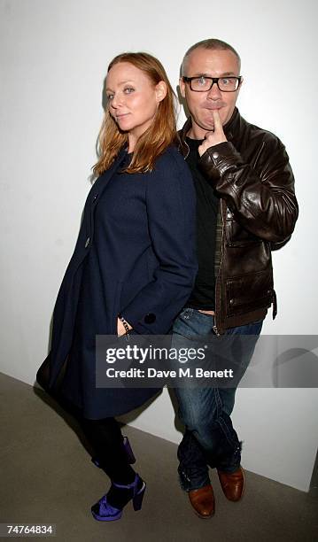 Artist Damien Hirst and designer Stella McCartney attend the private view of Jeff Koons: Hulk Elvis, at the Gagosian Gallery June 18, 2007 in London,...