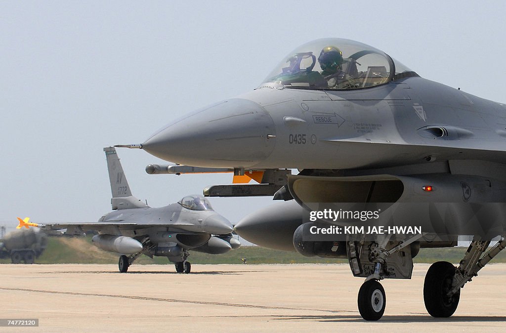 US F-16C Fighting Falcon aircrafts taxi