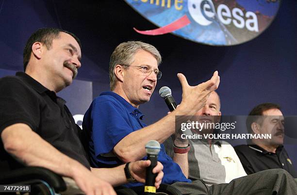 Astronauts Russian Mikhail Tyurin, German Thomas Reiter, Jeffrey Williams of the US and Pavel Vinogradov pose 19 June 2007 during a press conference...