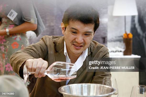 Man throughs away wine after tasting it, 19 June 2007 during Vinexpo, the world's biggest wine and spirits trade fair in Bordeaux, southwestern...