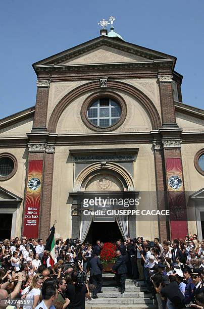 The coffin of Italian designer Gianf arrives at Stanco Ferre in Legnano 19 June 2007 in Legnano. Gianfranco Ferre, the Italian designer known as the...