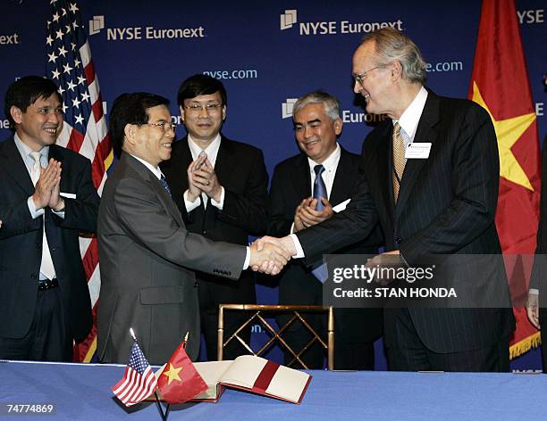 New York, UNITED STATES: Vietnamese president Nguyen Minh Triet shakes hands with Marshall N. Carter , Deputy Chairman of the New York Stock Exchange...
