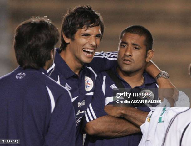 Roque Santa Cruz y Paulo Da Silva durante el reconocimiento del campo de juego de la seleccion paraguaya de futbol el 19 de junio de 2007 en el...