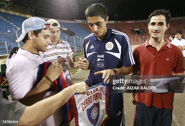 Oscar Cardozo firma autografos durante un reconocimiento del campo de juego de la seleccion paraguaya de futbol el 19 de junio de 2007 en el estadio...