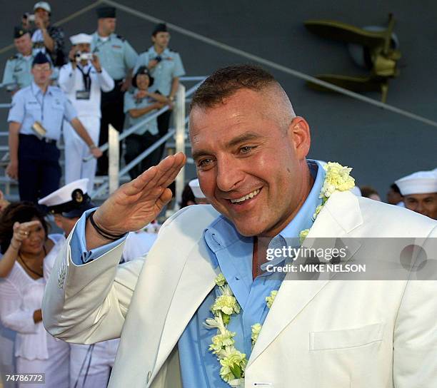 Pearl Harbor, UNITED STATES: : This 21 May 2001 file photo shows actor Tom Sizemore, who plays an aviation mechanic in the movie "Pearl Harbor,"...