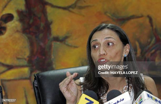 La ministra de Transportes de Costa Rica, Karla Gonzalez, habla en conferencia de prensa el 19 de junio de 2007 en la sede del Consejo Tecnico de...