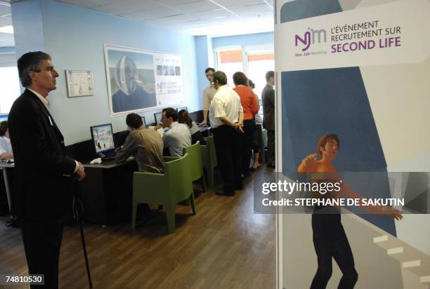 Recruiters work on a computer, 19 June 2007 at the cyber cafe "Le Milk" in Paris, during the Neo Job-Meeting event, the first virtual job fair on the...