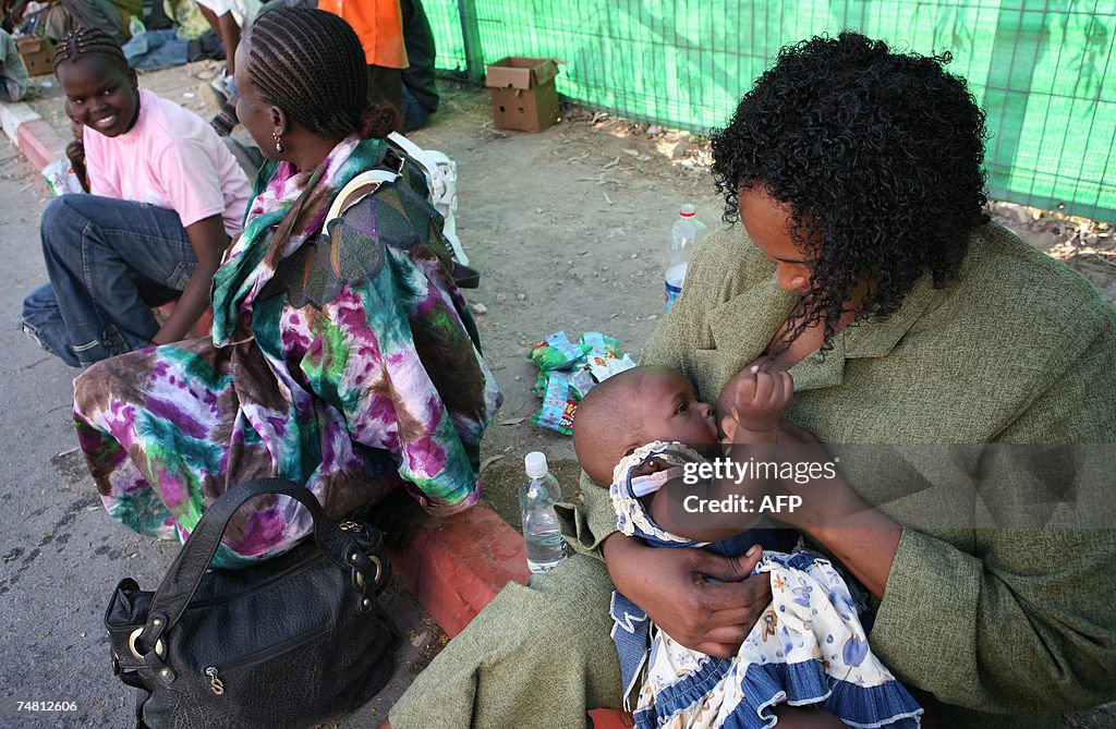 A southern Sudanese refugee feeds her be...