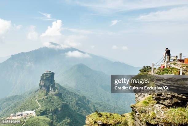 tourist taking photograph at mount fanjing, jiangkou, guizhou, china - cultura china stock-fotos und bilder