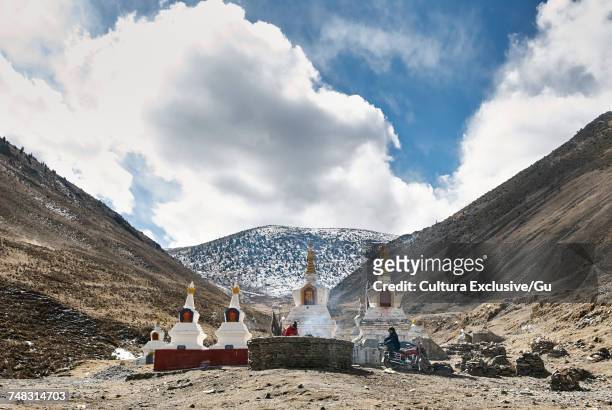 tibetan sky burial site on zheduo mountain, kangding, sichuan, china - cultura china stock-fotos und bilder