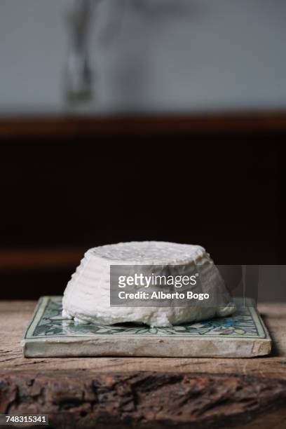 ricotta cheese on ceramic tile - ricota - fotografias e filmes do acervo