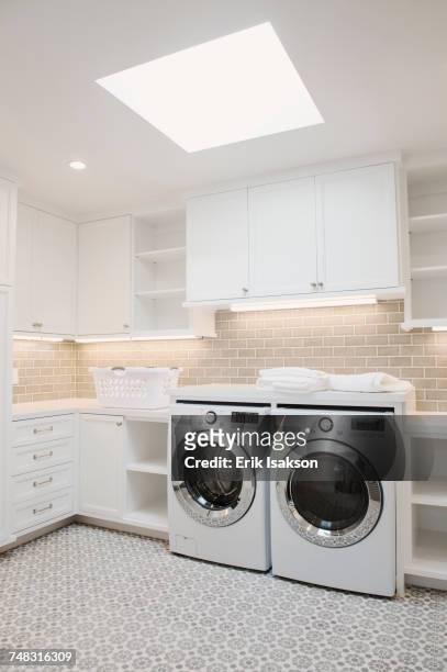 modern laundry room - abstellraum stock-fotos und bilder