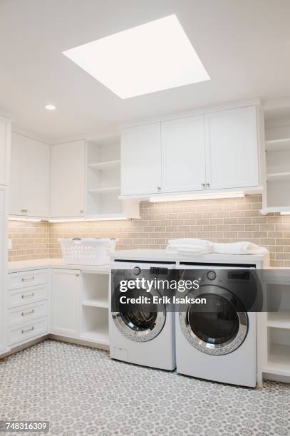 modern laundry room - buanderie photos et images de collection