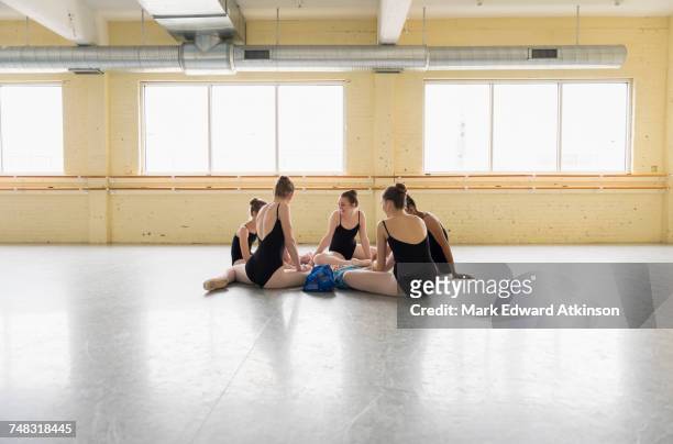 girls sitting on floor of ballet studio - estudio de ballet fotografías e imágenes de stock