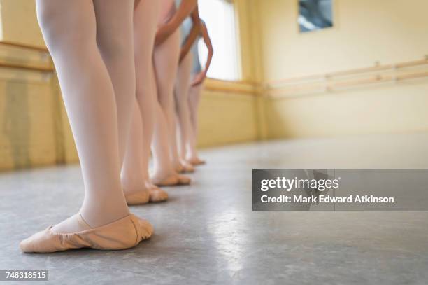 legs of girls in ballet studio - estudio de ballet fotografías e imágenes de stock