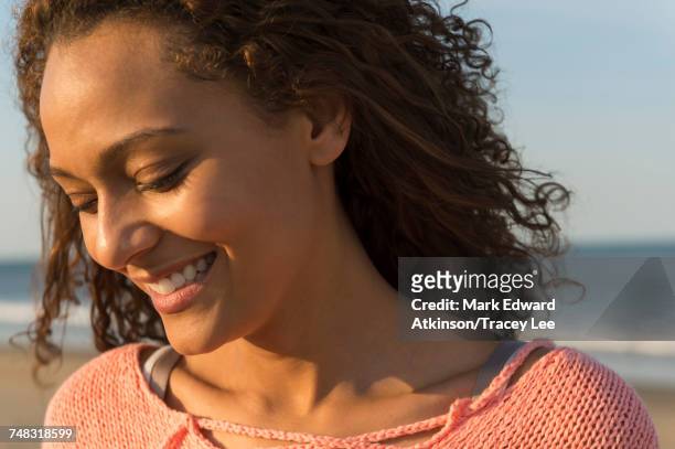 portrait of smiling african american woman at beach - beautiful woman candid face 個照片及圖片檔