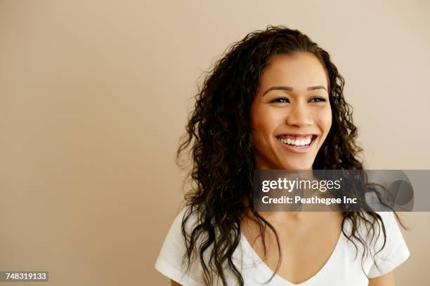 portrait of smiling mixed race woman - frau locken beauty nicht draußen stock-fotos und bilder