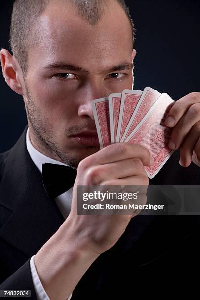 man holding playing cards - aufgefächert stock-fotos und bilder