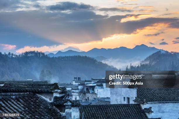 small village at sunset, xidi, anhui, china - anhui province photos et images de collection