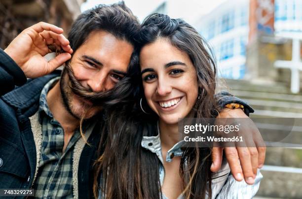 portrait of a couple having fun in the city - hair love - fotografias e filmes do acervo