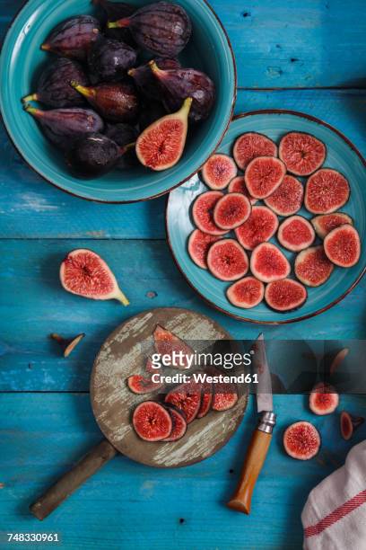 whole and sliced figs - fig stock pictures, royalty-free photos & images