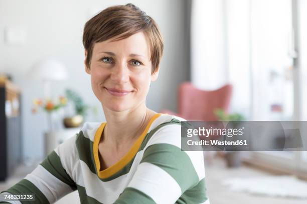 portrait of smiling woman at home - 35 39 anni foto e immagini stock