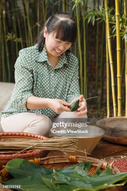 middle-aged women are making zongzi - kompetenz bündeln stock-fotos und bilder