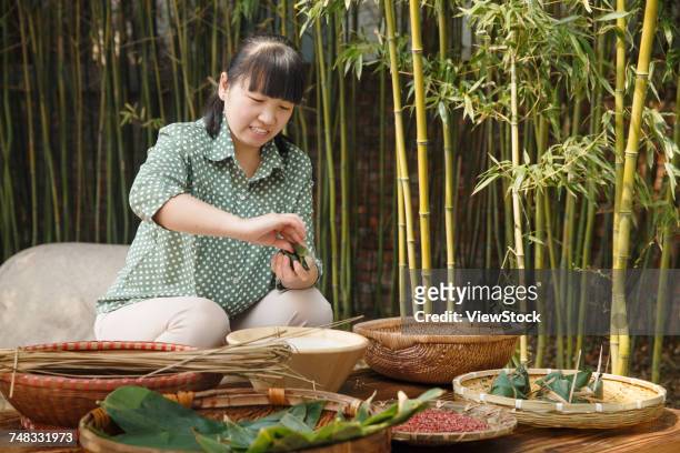 middle-aged women are making zongzi - kompetenz bündeln stock-fotos und bilder