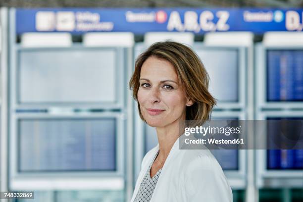 portrait of confident businesswoman at the airport - 48 hours stock-fotos und bilder