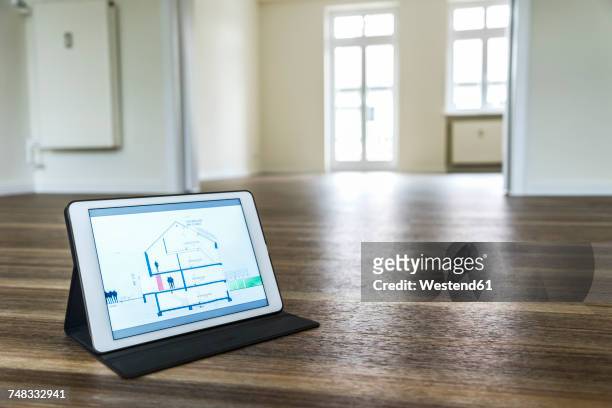 tablet with house model on wooden floor - architekturmodell stock-fotos und bilder