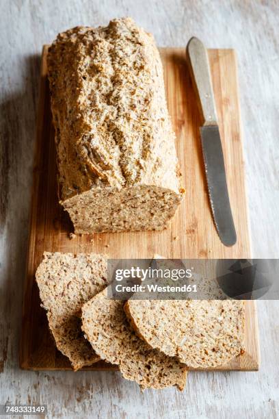 home.baked spelt bread with flax and sesame - vollkornbrot stock-fotos und bilder