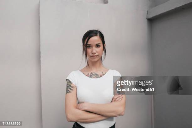 portrait of a young woman with tattoos - braços cruzados imagens e fotografias de stock