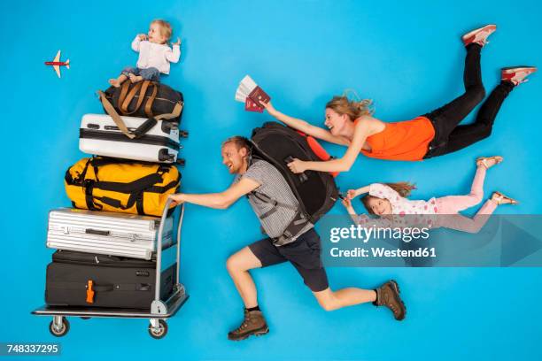 family with luggage trolley hurrying for departure - couple airplane stockfoto's en -beelden