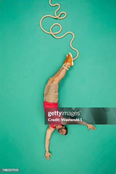 man doing bungee jump - bungee jump stockfoto's en -beelden