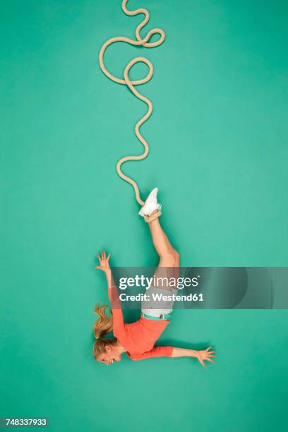 woman doing bungee jump - bungee jump - fotografias e filmes do acervo