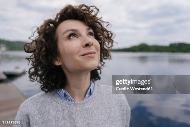 portrait of woman looking in the sky - blick in den himmel stock-fotos und bilder