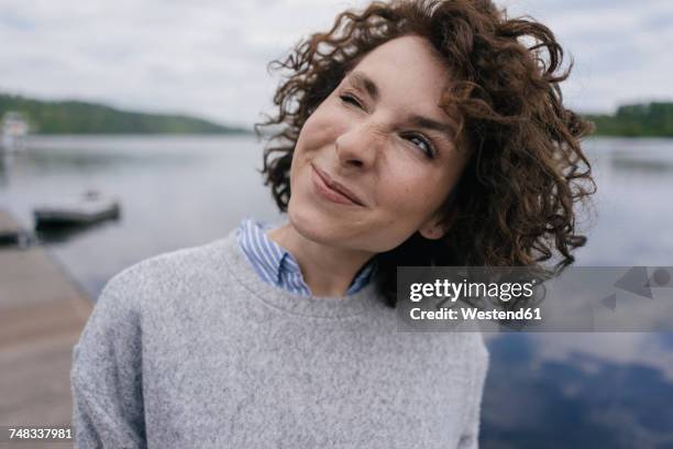 portrait of woman looking in the sky - donne 35 anni foto e immagini stock